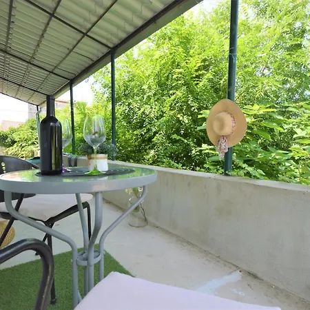 Vinea-parking Included