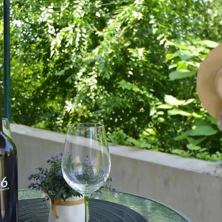 Vinea-parking Included