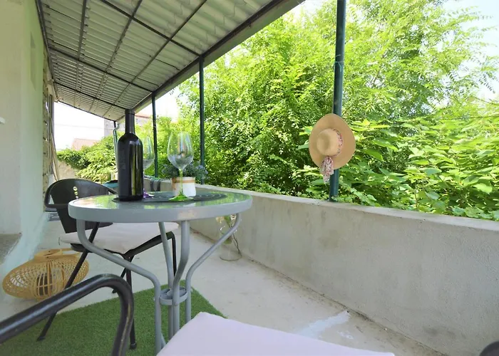 Vinea-parking Included